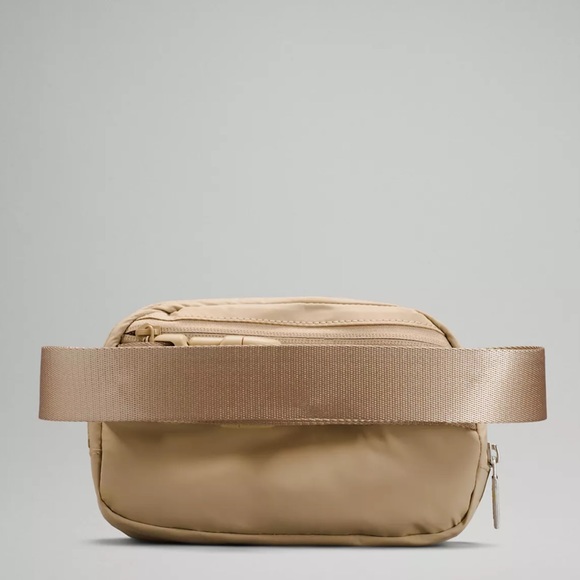 NWT Trench Lululemon Everywhere Belt Bag - Picture 3 of 17